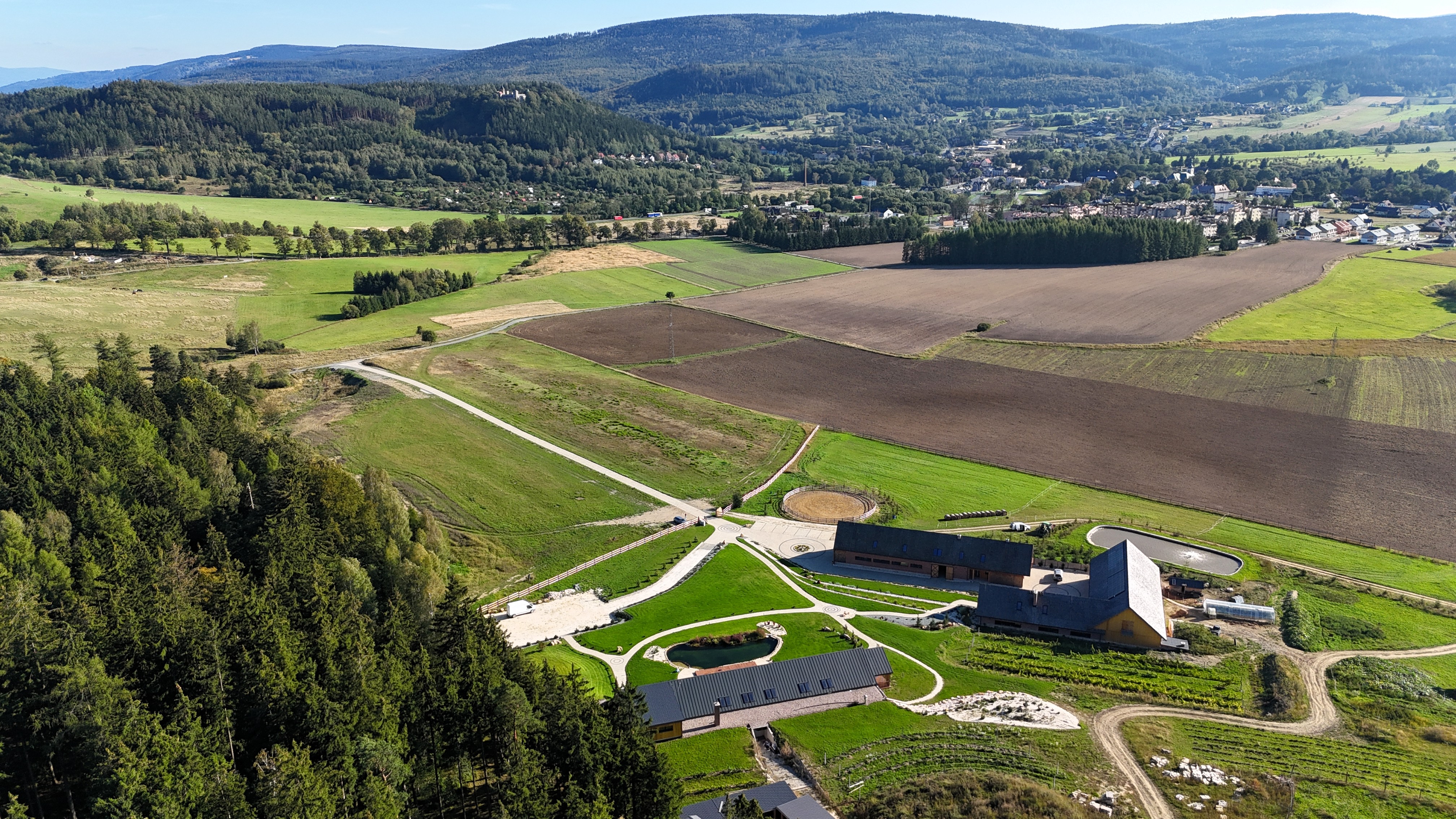 Widok z lotu ptaka na Natura & SPA i Lawendowe Rancho połączone ścieżkami