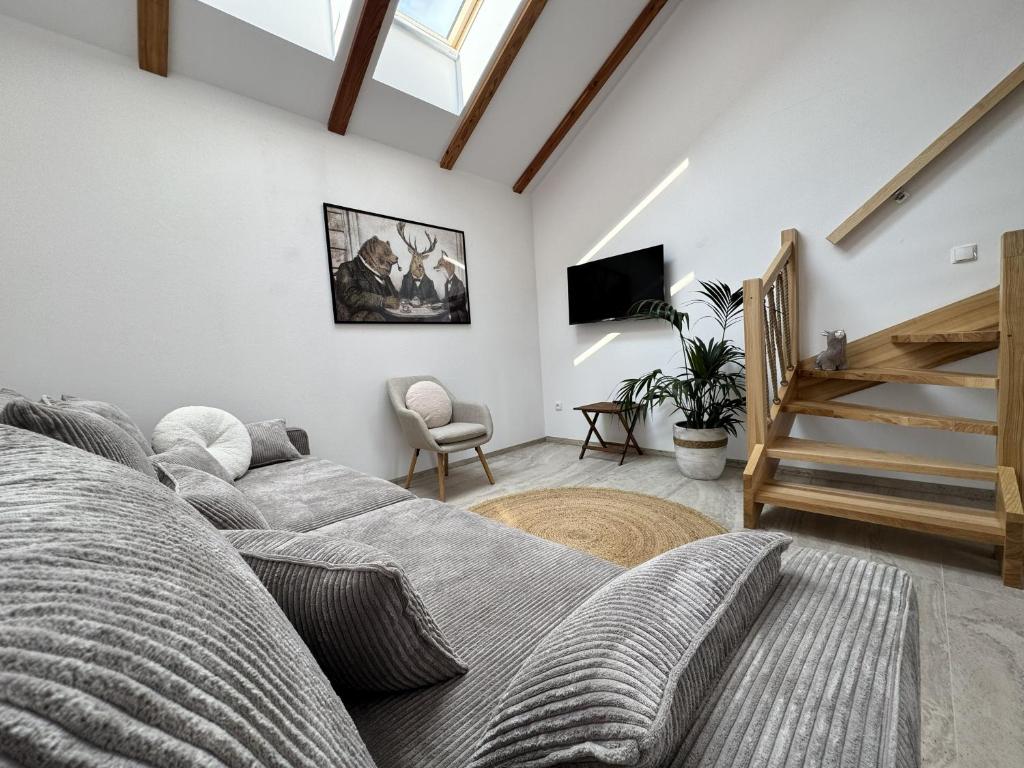 Apartament Wielki Szczeliniec - dwupoziomowe wnętrze z panoramą Szczelińca na ścianie