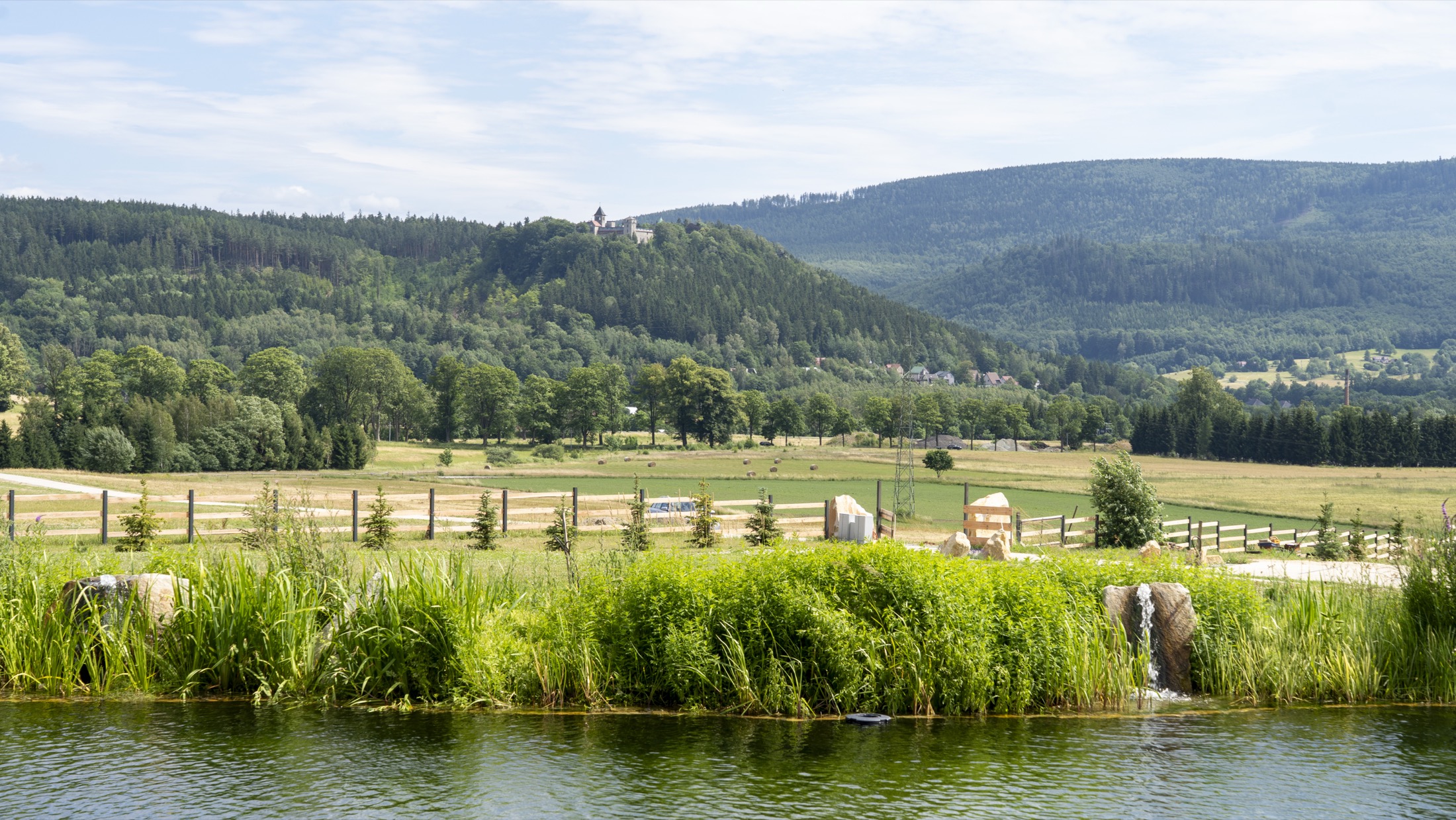 Leżaki przy stawie w otoczeniu Natura & SPA